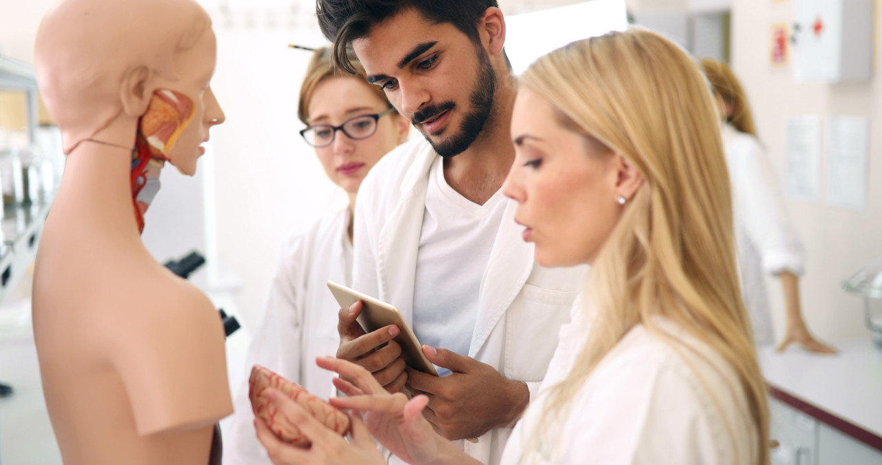 dekoratives Bild zur Seite Pflegefachfrau / Pflegefachmann / Pflegefachperson | Copyright: istock-1049914068