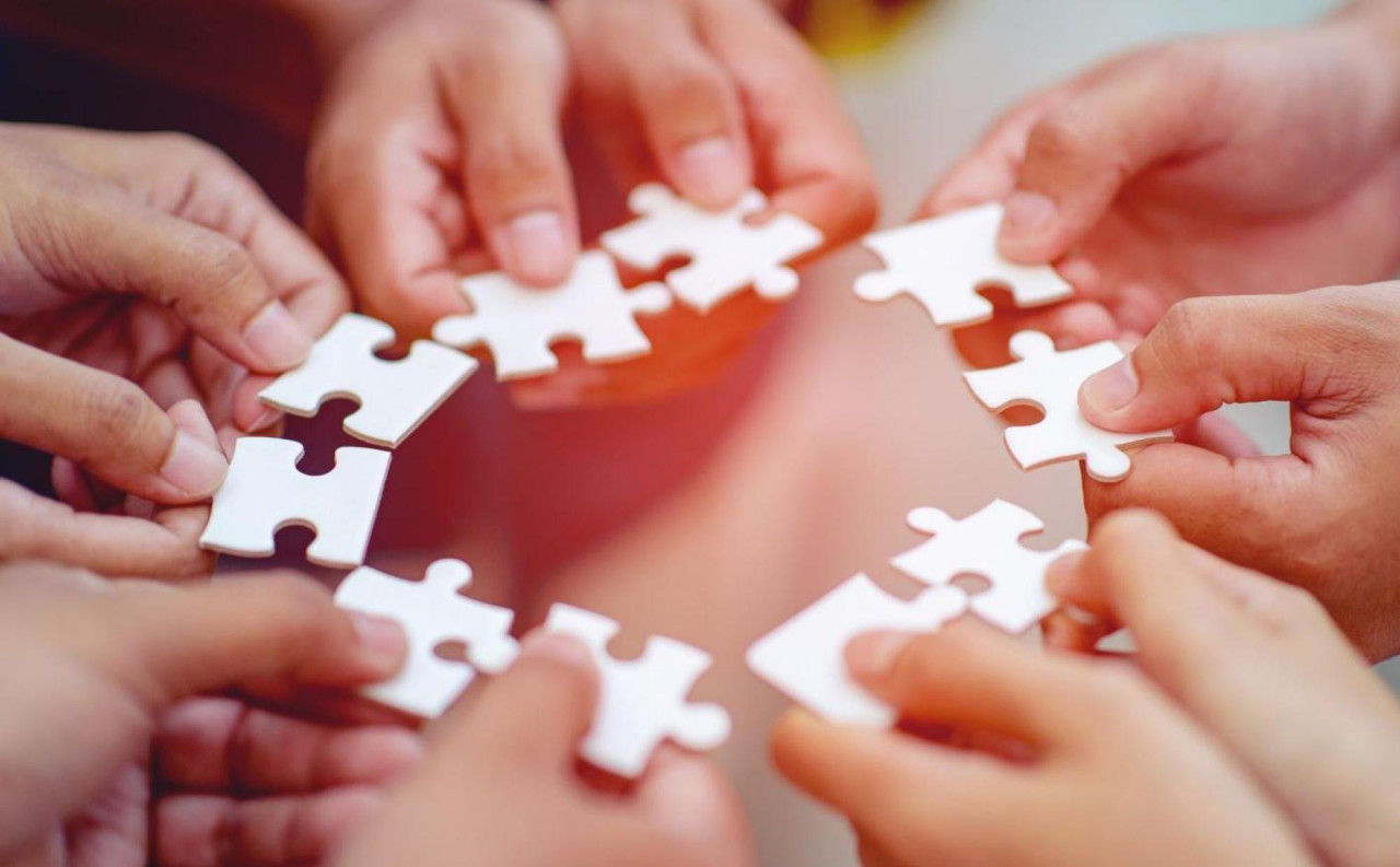 dekoratives Bild zur Seite Generationen im Dialog: Konflikte im modernen Arbeitsalltag verstehen und lösen | Copyright: canva patcharin saenlakon